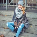 Poncho i dziurawe jeansy