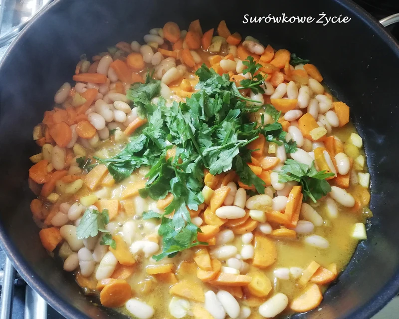 Curry warzywne z marchewką, pietruszką i białą fasolką