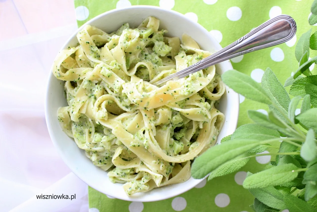 Tagliatelle w sosie śmietanowo-jogurtowym