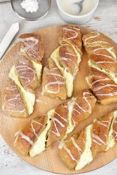 Odchudzone, orkiszowe drożdżówki z serem