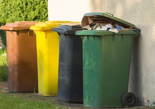 Rachunki za śmieci w górę przez system kaucyjny? Pierwsze gminy już podnoszą stawki!