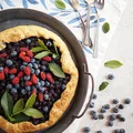 Rustykalna tarta z borówkami amerykańskimi i poziomkami