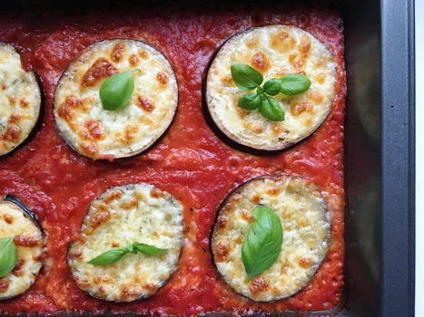 BAKŁAŻAN ZAPIEKANY Z MOZZARELLĄ