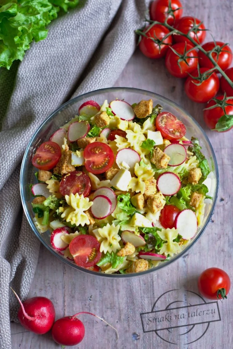 Makaronowa sałatka z sosem jogurtowym curry