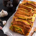 Chlebek do odrywania z masłem czosnkowo-ziołowym - food²