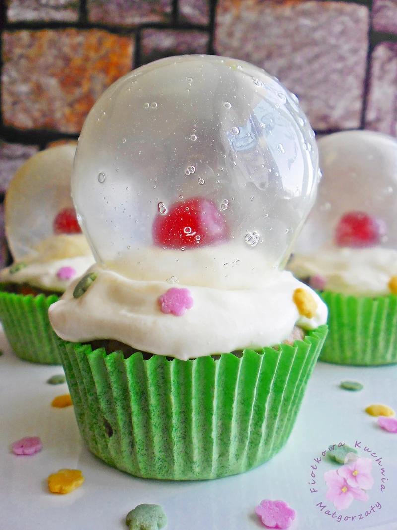 Muffiny migdałowe z kulą śnieżną