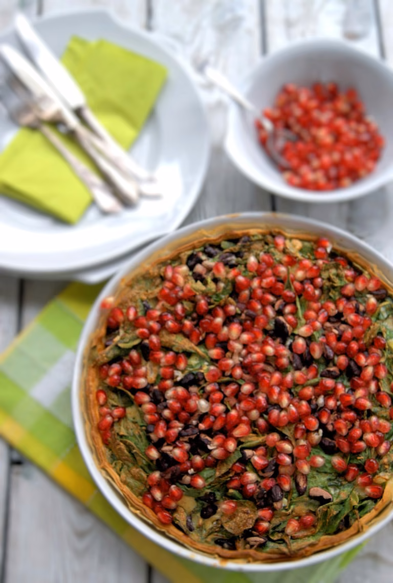 Tarta szpinakowa z czerwoną fasolą i granatem aromatyzowana truflą