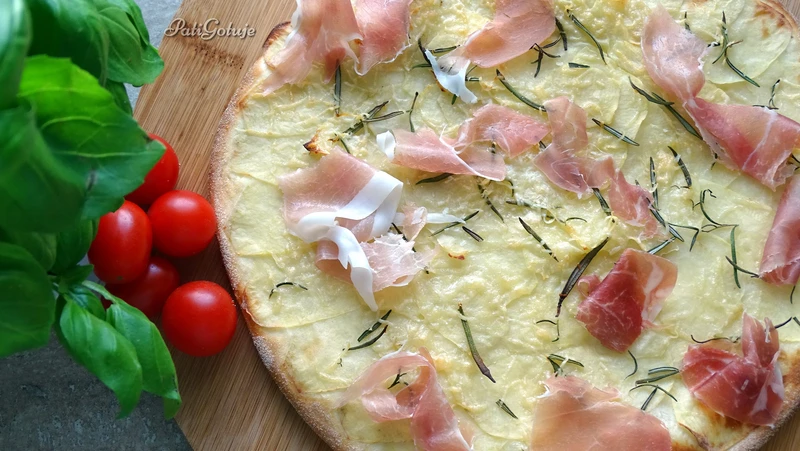 Pizza z ziemniakami i prosciutto