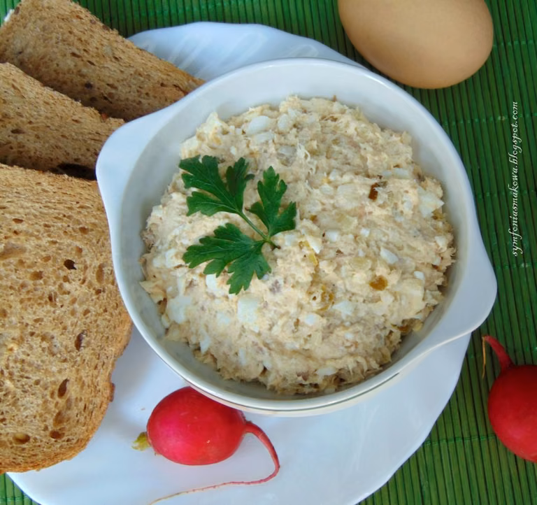 Pasta z makreli, jajek, ogórków i cebuli.