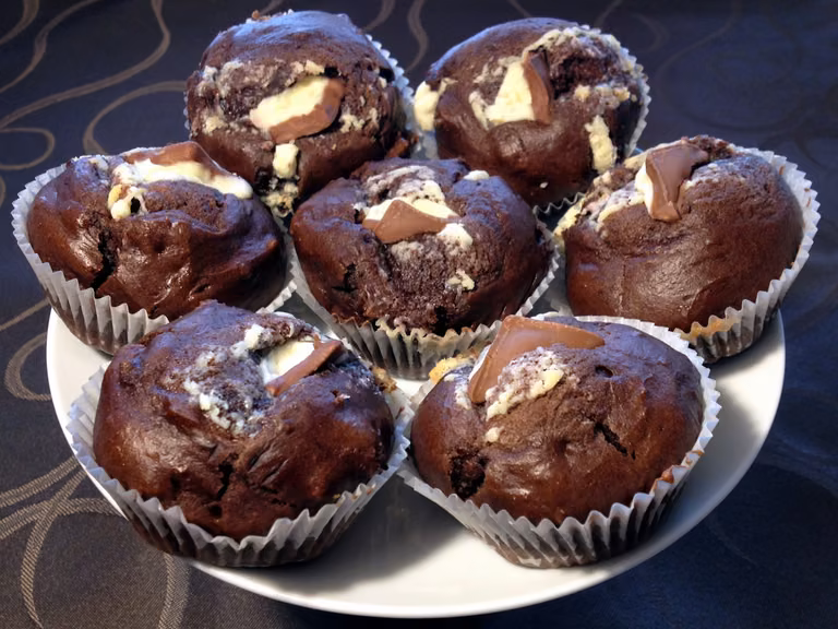 MUFFINKI KAKAOWE Z BIAŁĄ CZEKOLADĄ (na maślance)