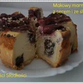 Makowy marmurek z serem i ze śliwkami