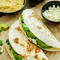 TORTILLA Z HUMMUSEM, AWOKADO I FETĄ