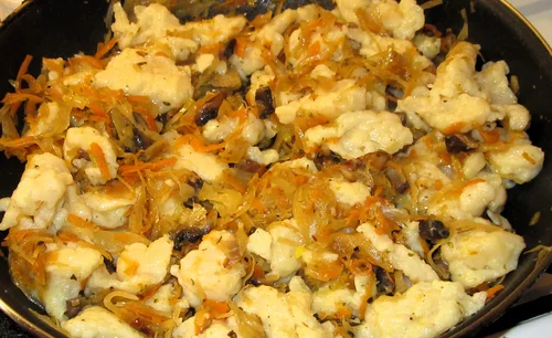 Delikatne KLUSKI KŁADZIONE z okrasą z kiszonej kapusty pomysł na szybki, tani i pyszny obiad +FILM