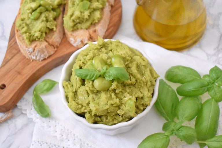Pasta kanapkowa z bobu i pesto z bazylii
