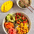 Poké bowl z łososiem teriyaki, mango, awokado i kimchi