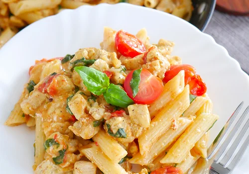 Kurczak z makaronem, pomidorkami i bazylią