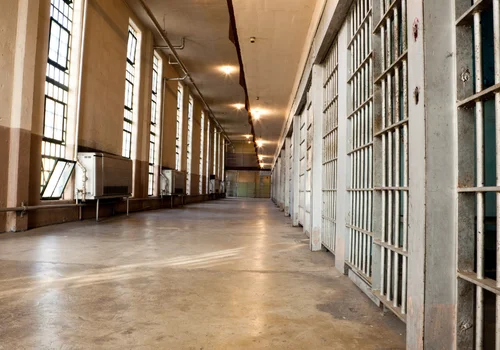 Miłość ważniejsza niż tożsamość: 30-latka zatrzymana podczas próby odwiedzin ukochanego w więzieniu