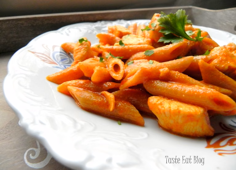 Pełnoziarniste penne z kurczakiem w czerwonym curry