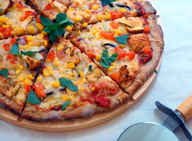 Pizza na cieście razowym
