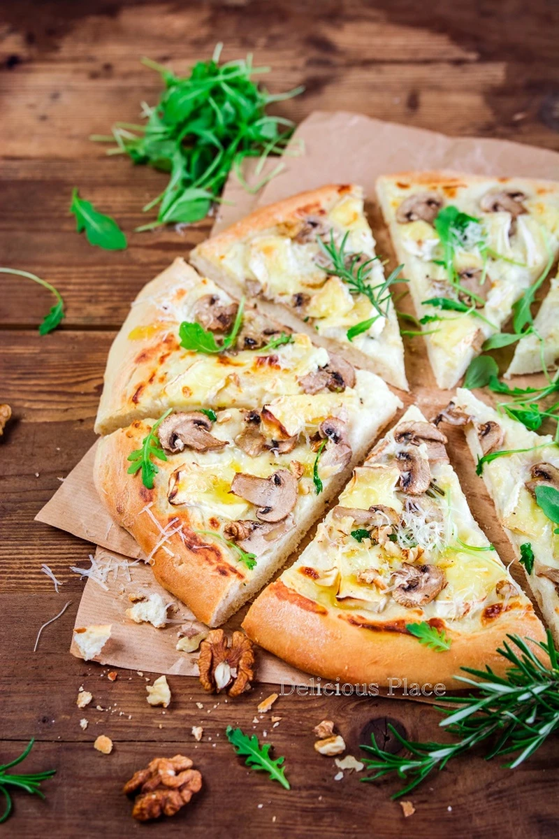 Biała pizza z pieczarkami, truflą i camembertem