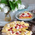 Tarta cytrynowa z rabarbarem i truskawkami w bezie