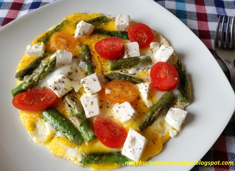 Omlet ze szparagami, fetą i pomidorkami - 316 kcal