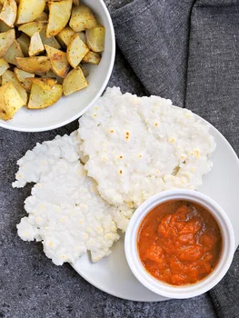 Ryżowe placki Akki Rotti z pomidorowym sosem