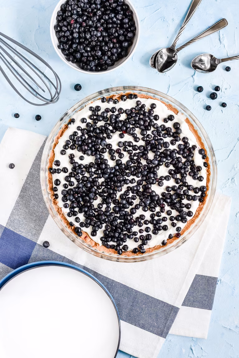 Tarta z bitą śmietaną i jagodami