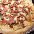 Pizza z szynką  pieczarkami