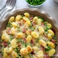 Gnocchi zapiekane z groszkiem, szynką speck i beszamelem