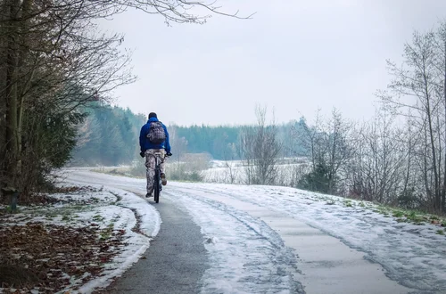 Międzynarodowy Dzień Dojeżdżania Rowerem do Pracy Zimą: Jak Przygotować Się do Zimowej Jazdy na Rowerze