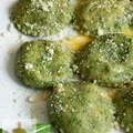 Zielone ravioli z rukoli z ricottą, suszonymi pomidorami z czosnkiem i bazylią