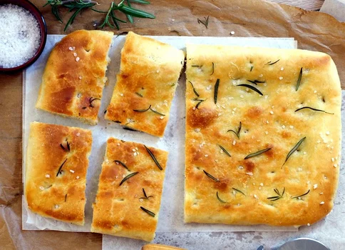 Focaccia z rozmarynem i solą morską