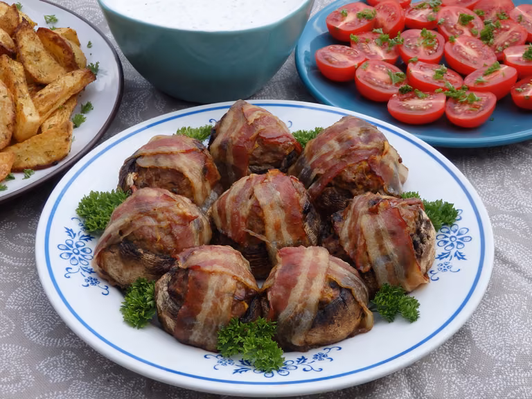 Pieczarki faszerowane otulone boczkiem