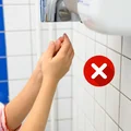 Nie susz rąk w publicznej toalecie w ten sposób!