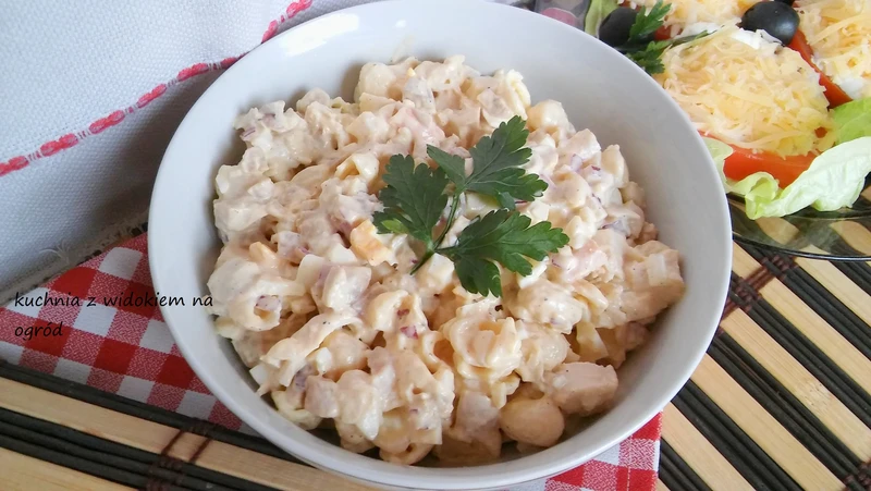 Sałatka makaronowa z pieczonym kurczakiem i marynowanymi pieczarkami.