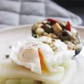 Jajko w koszulce na kalarepie z faszerowany mawokado