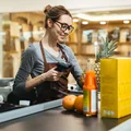 Ciekawy pomysł na zabezpieczenie pracowników marketów przed koronawirusem