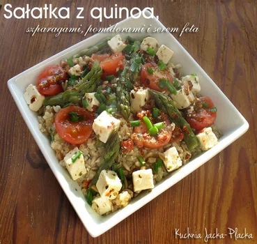 Sałatka z quinoa, szparagami, pomidorami i serem feta