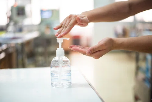 Jak wybrać skuteczny, ale bezpieczny płyn do dezynfekcji?