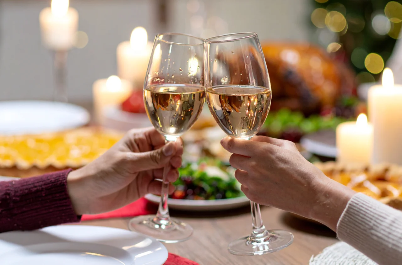 Czy można pić alkohol w Wigilię? Kościelna prawda, która wielu zdziwi!