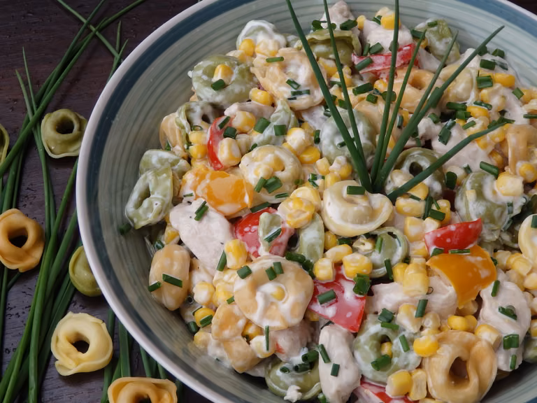 Sałatka z tortellini i kurczakiem