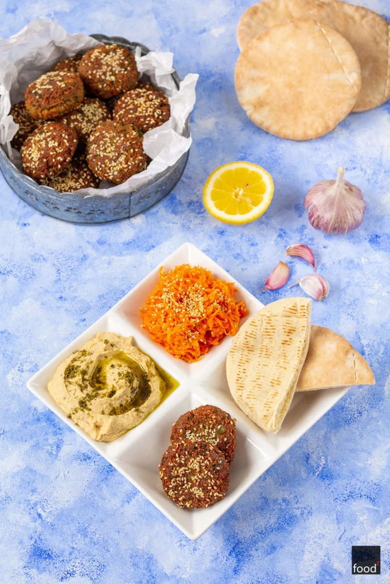 Falafel z surówką z marchewki, hummusem i chlebem pita