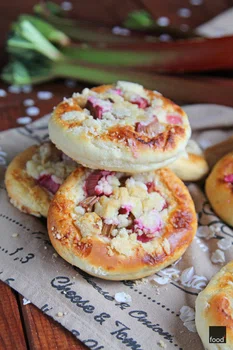 Drożdżówki z rabarbarem i kruszonką