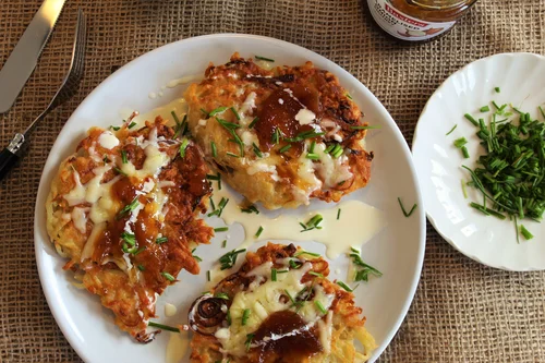 Brytyjskie placki ziemiaczane z serem cheddar i cebulowym chutney
