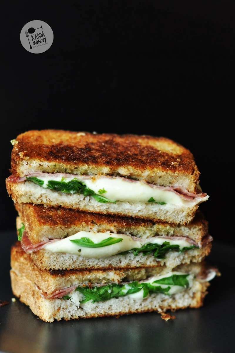 Tosty z salami i pesto