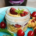 Deser lodowy z miętowymi czereśniami, orzeszkami ziemnymi i kruszonką