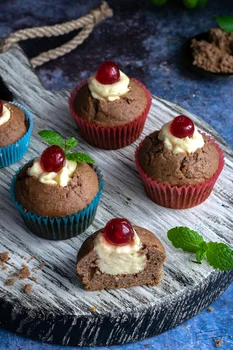 Muffinki kakaowe z kremem z białej czekolady