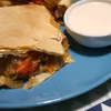 Pieczona fajita z kurczakiem z sosem jogurtowo - paprykowym