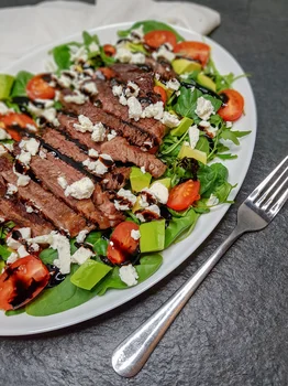 Sałatka ze stekiem, awokado i serem feta